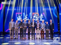 Prof. Zhou Lin, Dean of Faculty of Business Administration (first from left) and Prof. Bai Chong-En, Dean of School of Economics and Management of Tsinghua (first from right) present awards to programme professors